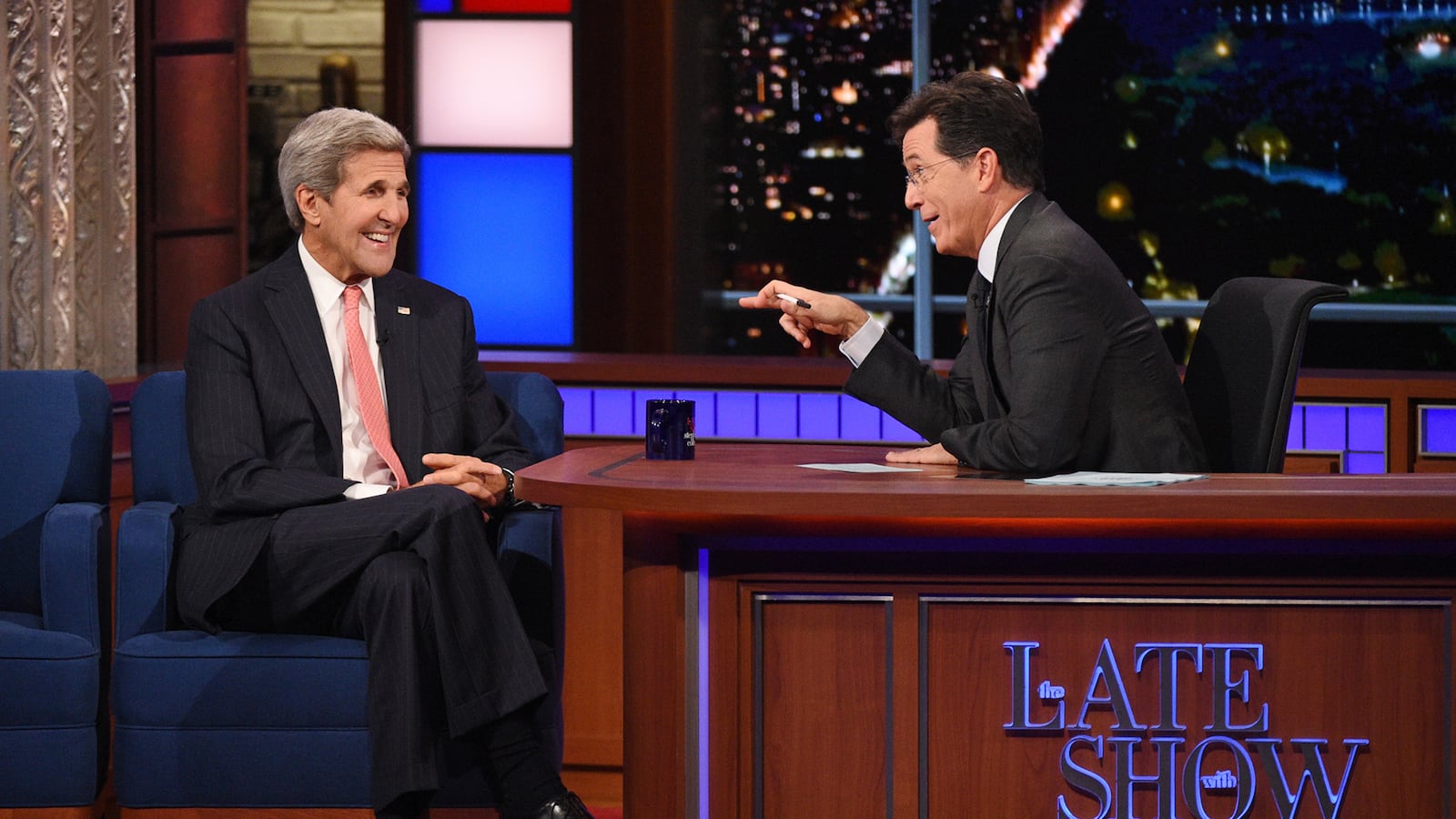 articles/2015/10/02/john-kerry-squirms-in-colbert-hot-seat/151001-grove-colbert-kerry-tease_rljrfn