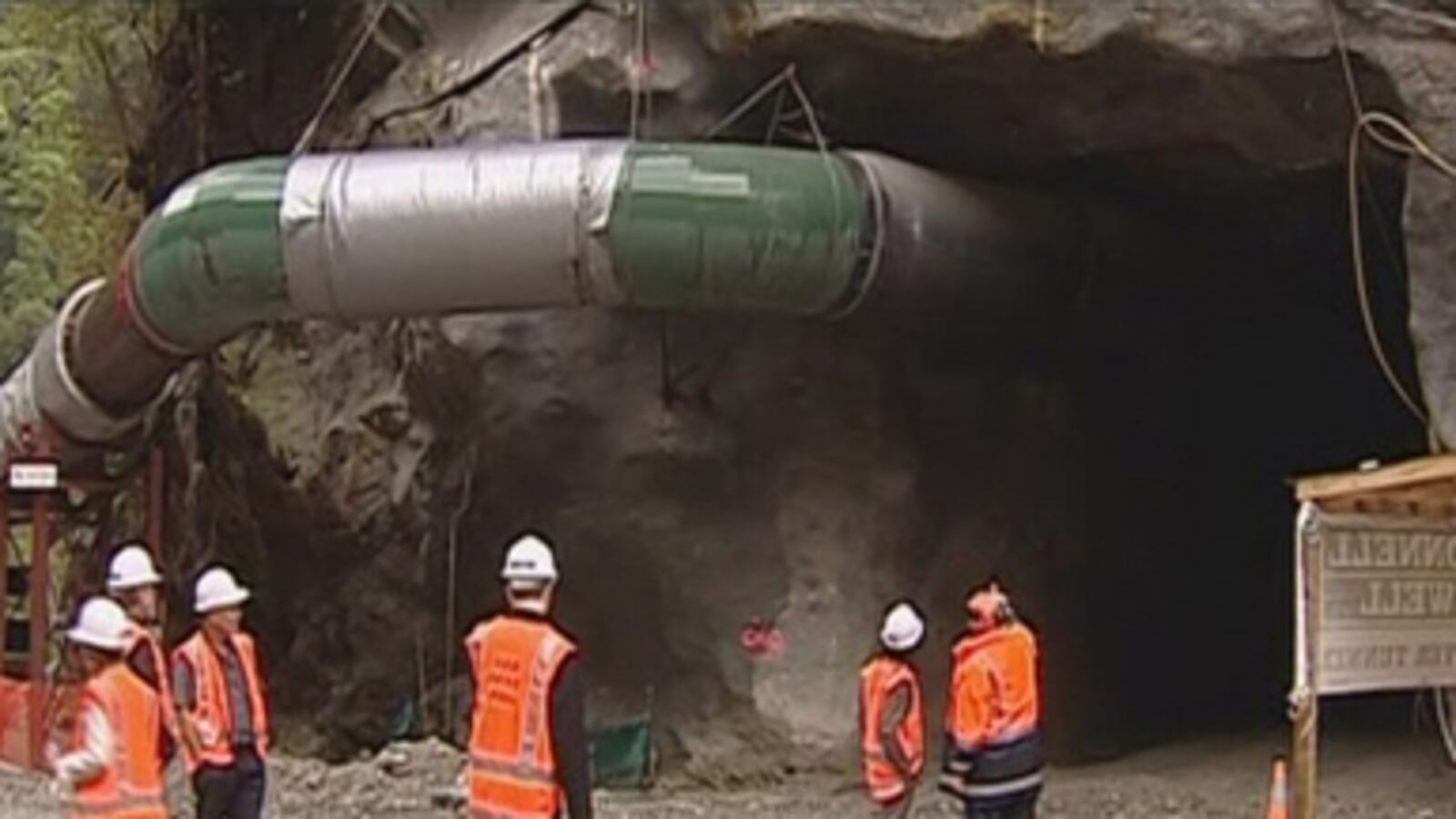 articles/2010/11/19/new-zealands-nightmare-29-miners-trapped-underground/nz-mine-explosion_142671_xlsfmw