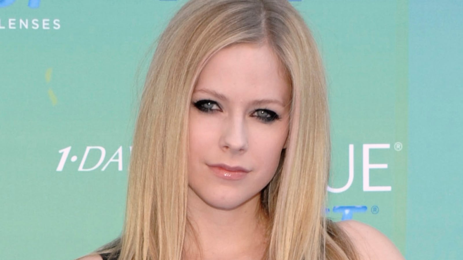 cheats/2012/08/22/avril-lavigne-engaged/avril-lavigne-engaged-chad-kroeger-nickelback-cheat_plthqy