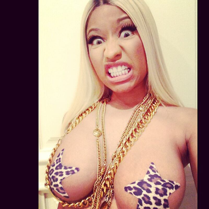 galleries/2013/10/19/nicki-minaj-s-pasties-kim-kardashian-s-butt-and-the-week-in-selfies-photos/131018-nicki-selfie_hdccka