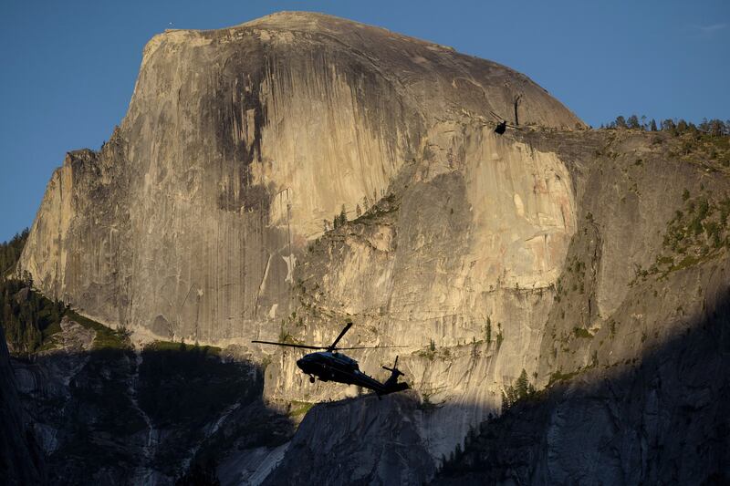 galleries/2016/06/20/obamas-travel-to-yosemite-to-help-park-service-celebrate-centennial/160620-obama-yosemite8_mlfez2