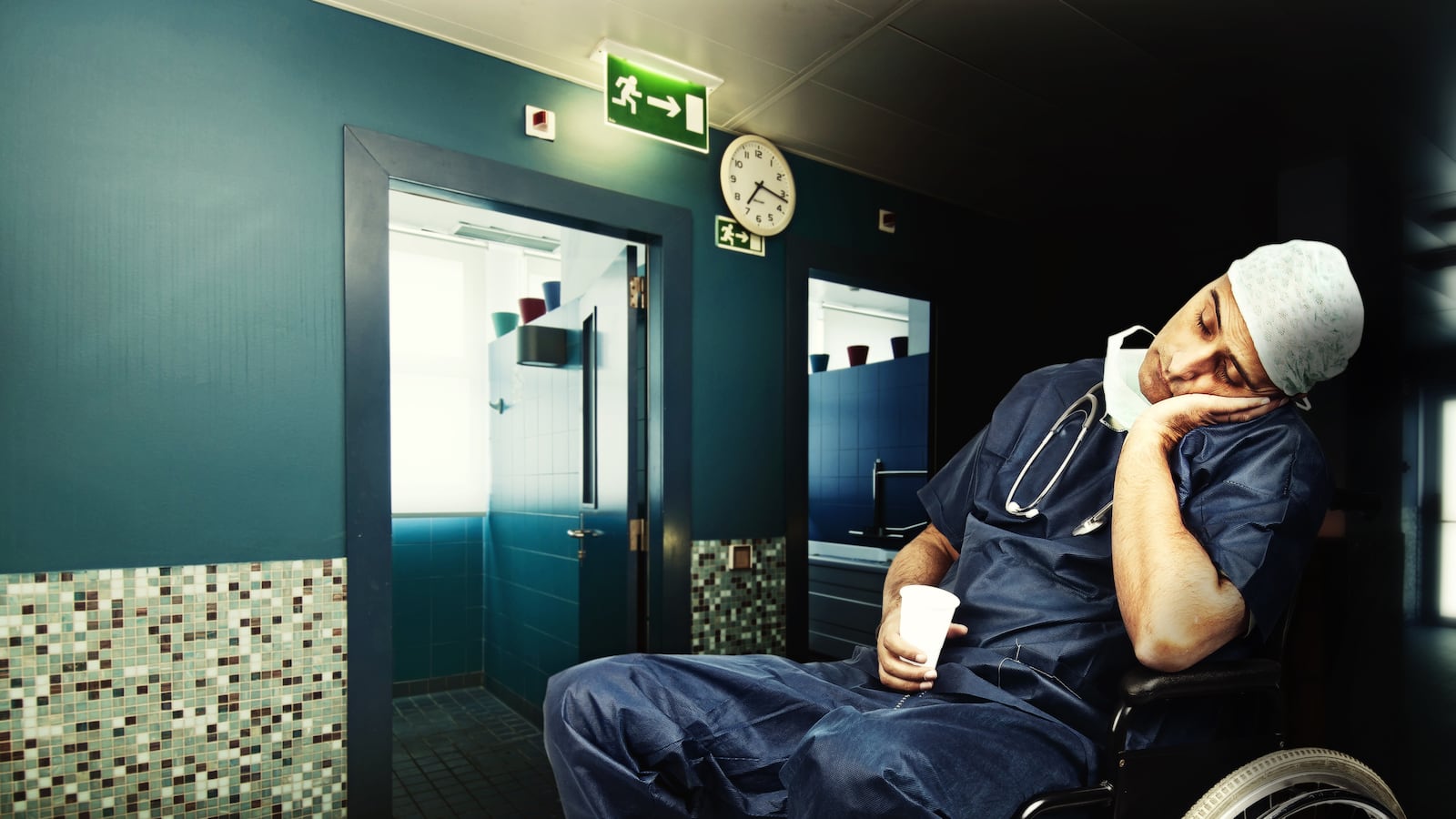 articles/2015/11/24/when-your-doctor-is-on-a-30-hour-shift/151123-kahn-medical-residents-overworked-tease_gr0krd