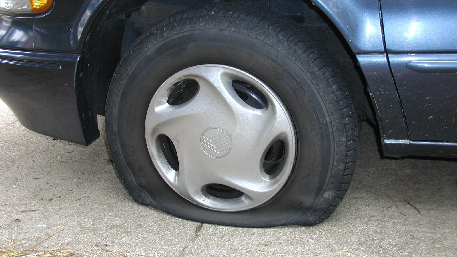 2048px-Flat_Tire_qhnxer