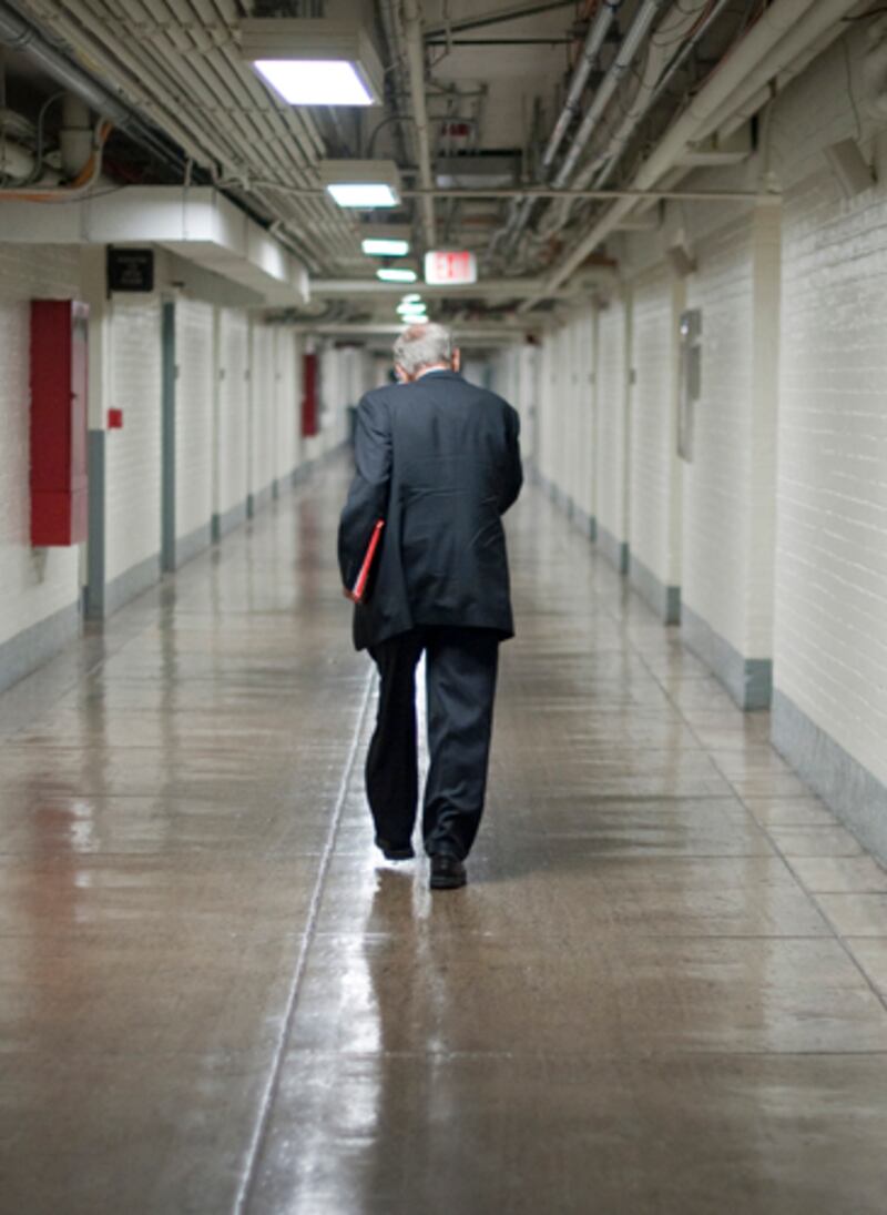 galleries/2012/02/08/ron-pauls-primary-fashion-baggy-pants-and-orthopedic-shoes-photos/ron-paul-pants-1_fkupri