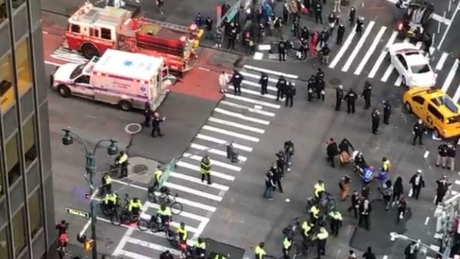 Eo_HL0_XEAAzczD_lgxg5b