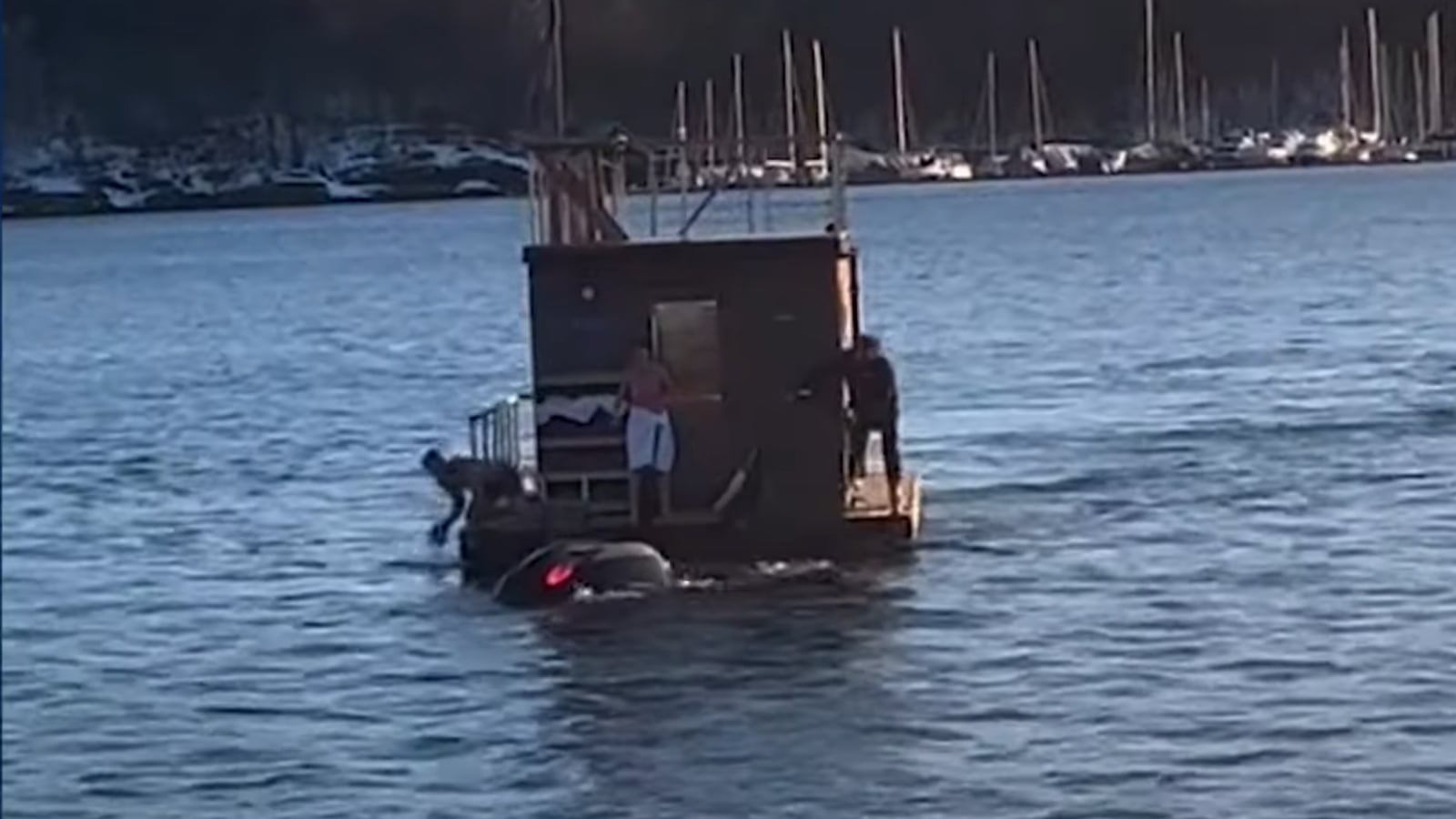 A stranded Tesla driver and passenger were rescued by a floating sauna in Oslo.