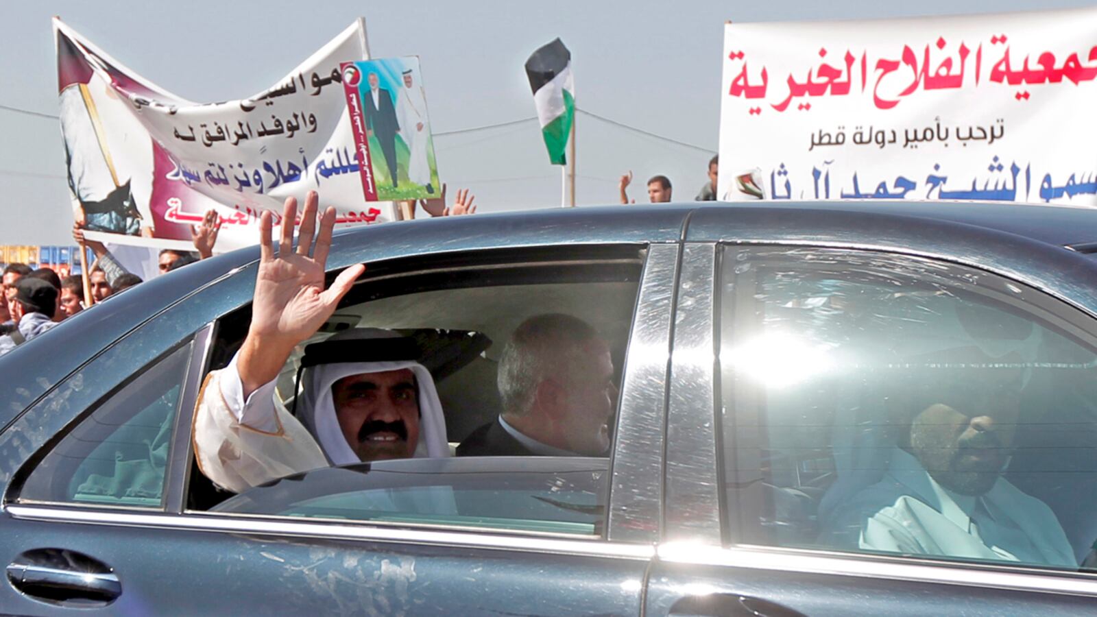 cheats/2012/10/23/qatar-s-emir-visits-gaza-strip/qatar-emir-gaza-cheat_hw52bh