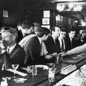 articles/2016/06/25/the-oldest-gay-bars-in-new-york/160624-rothbaum-julius-tease_dvhdrh