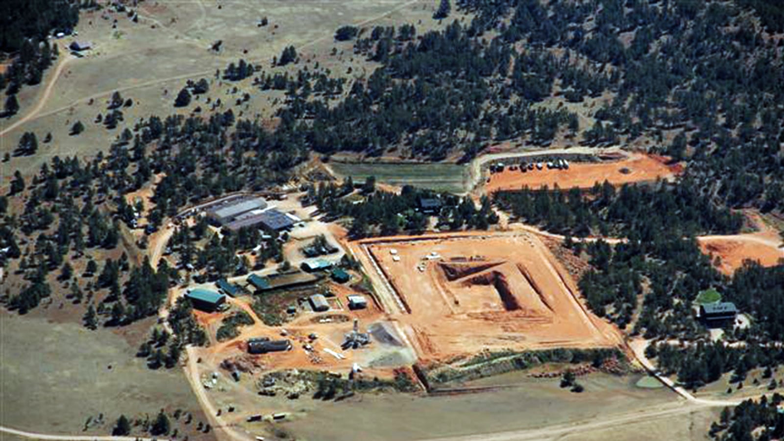 articles/2012/12/04/the-new-polygamists-on-the-block-warren-jeffs-s-flds-on-the-move/deluca-flds-new-building-jeffs-tease2_jmcy1t