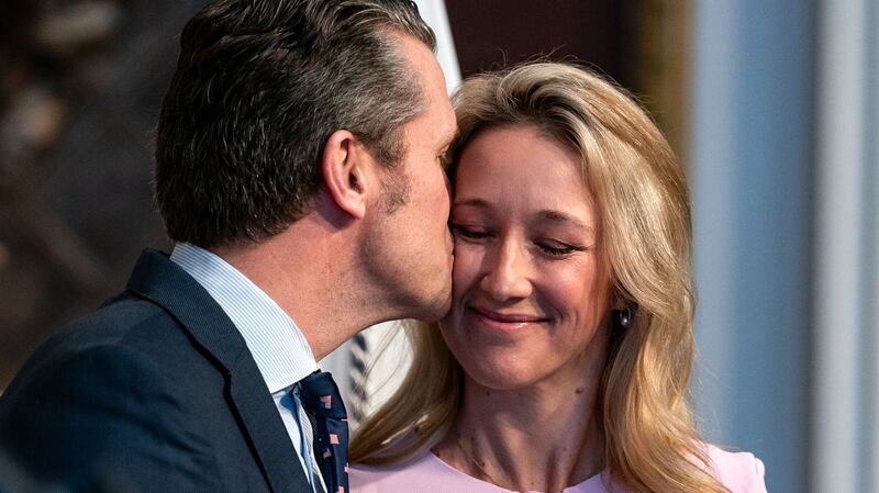 Original photo by Kent Nishimura showing JD Vance, Pete and Jennifer Hegseth