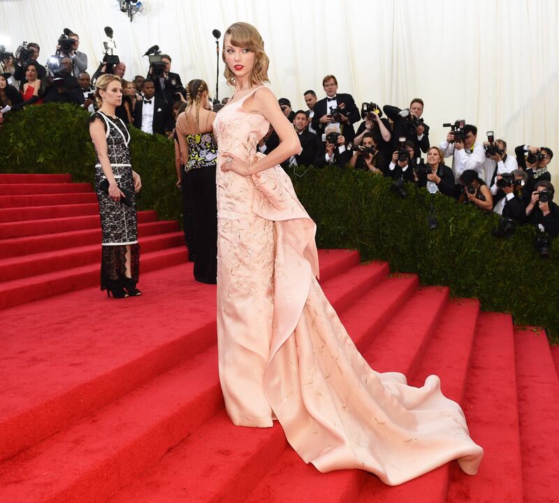 galleries/2014/05/06/met-gala-2014-red-carpet-best-dressed-from-costume-institute-gala/met-costume-gala-2014-taylor_w9gxis
