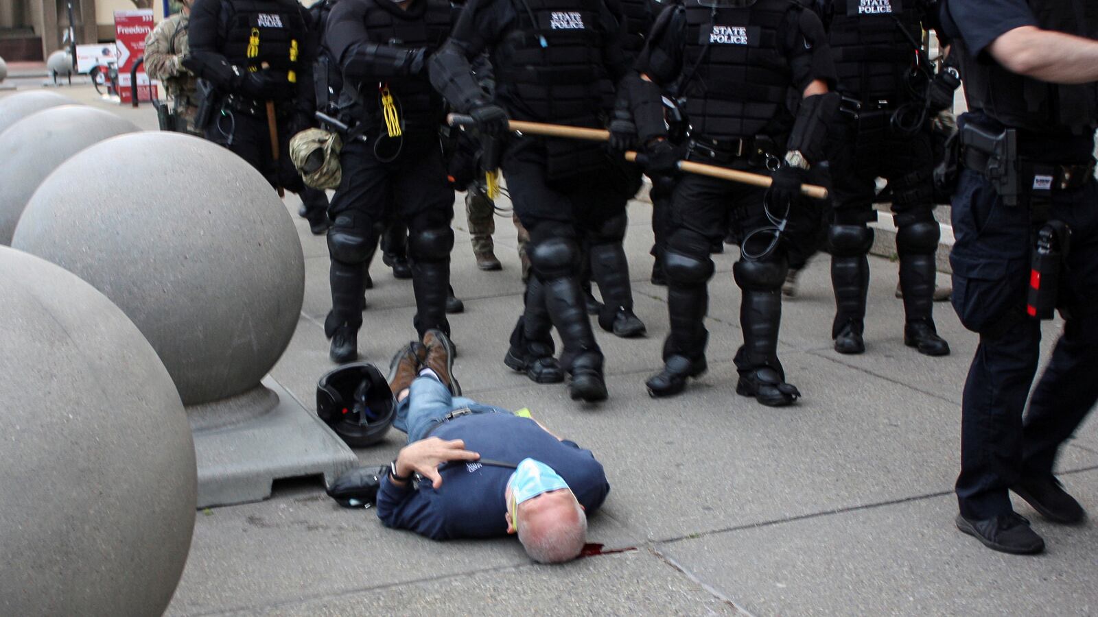 2020-06-06T000000Z_840724662_RC2E3H9GH3D5_RTRMADP_3_MINNEAPOLIS-POLICE-PROTESTS-BUFFALO_pwk0vv