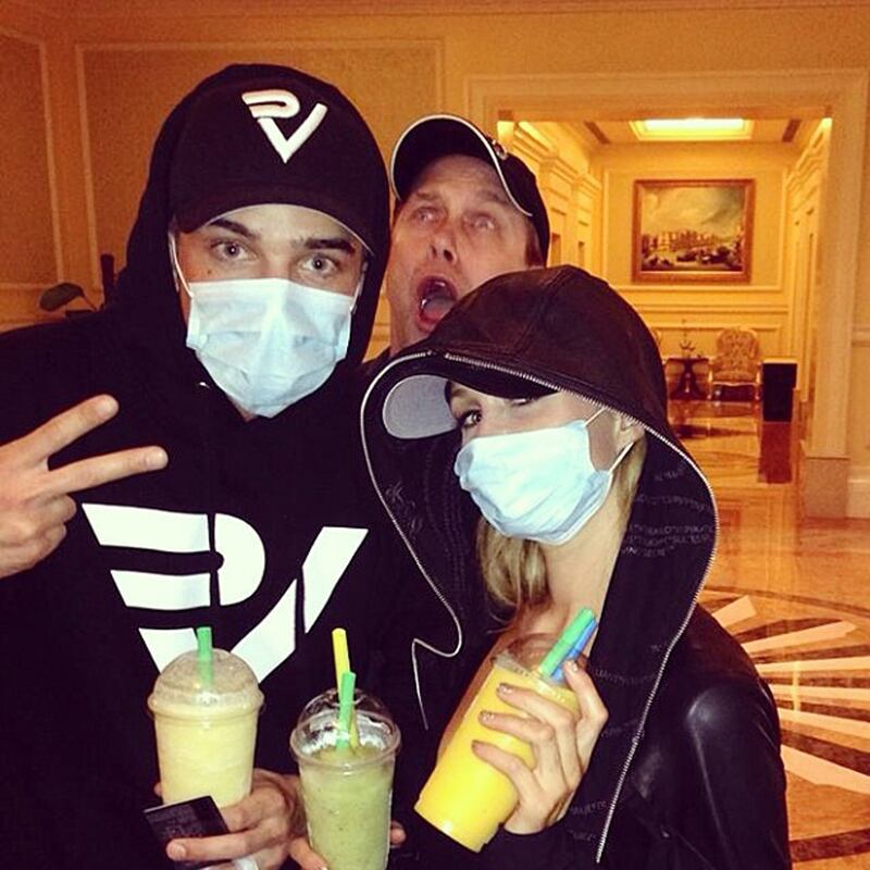 galleries/2013/12/01/miley-cyrus-james-franco-the-week-s-best-celebrity-selfies-photos/131126-celeb-selfies9_vt695n