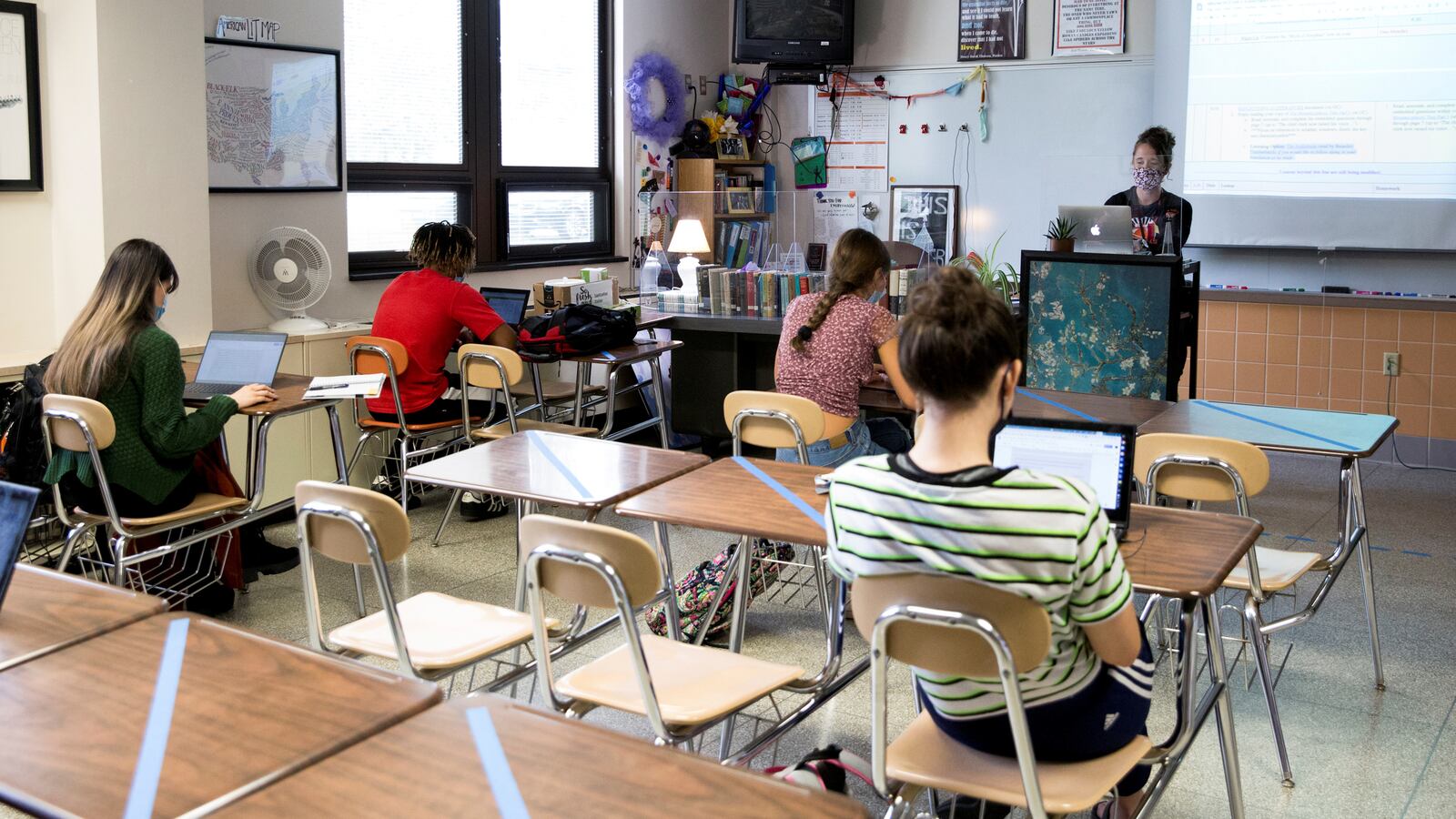2020-09-30T220106Z_1095018217_RC2A9J9ODUG1_RTRMADP_3_HEALTH-CORONAVIRUS-SCHOOLS_k8gtev