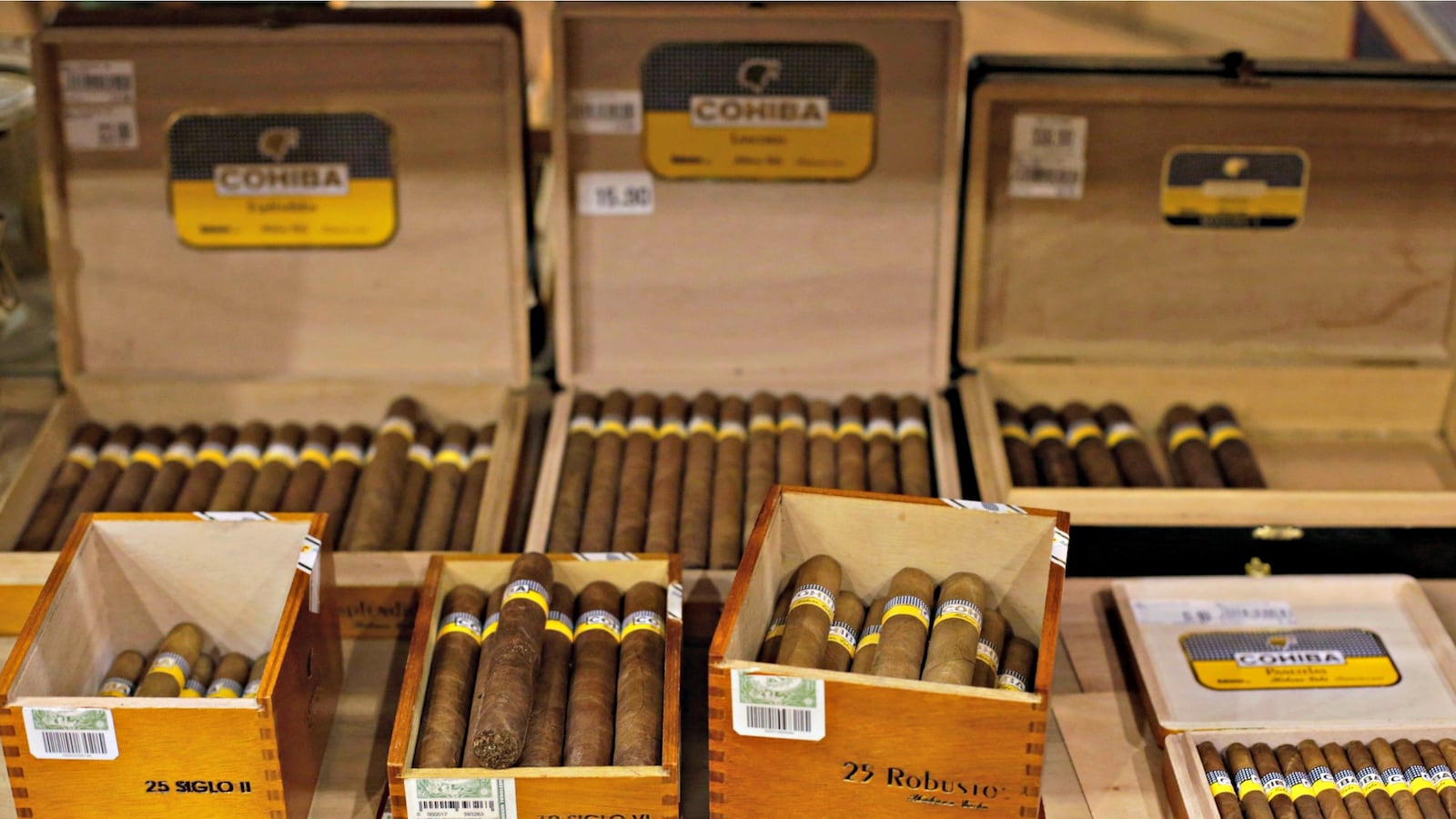 cheats/2016/10/14/u-s-nixes-limits-on-bringing-in-cuban-rum-cigars/161014-cuban-cigars-cheat_vpfjsy