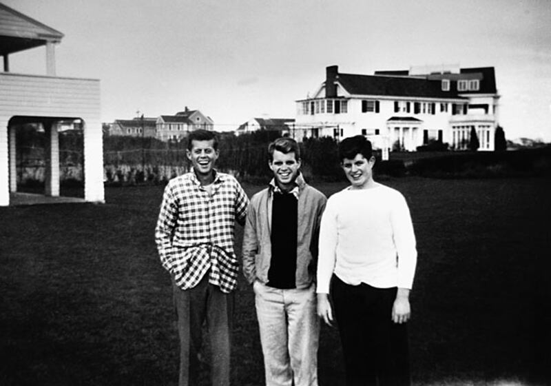 galleries/2009/07/30/intimate-photos-of-the-kennedy-family/kennedy-fam-12_dpvbxv