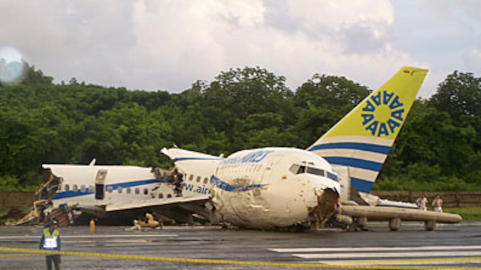 cheats/2010/08/16/plane-in-colombia-tears-into-two/plane-splits-in-two_pm0c0r