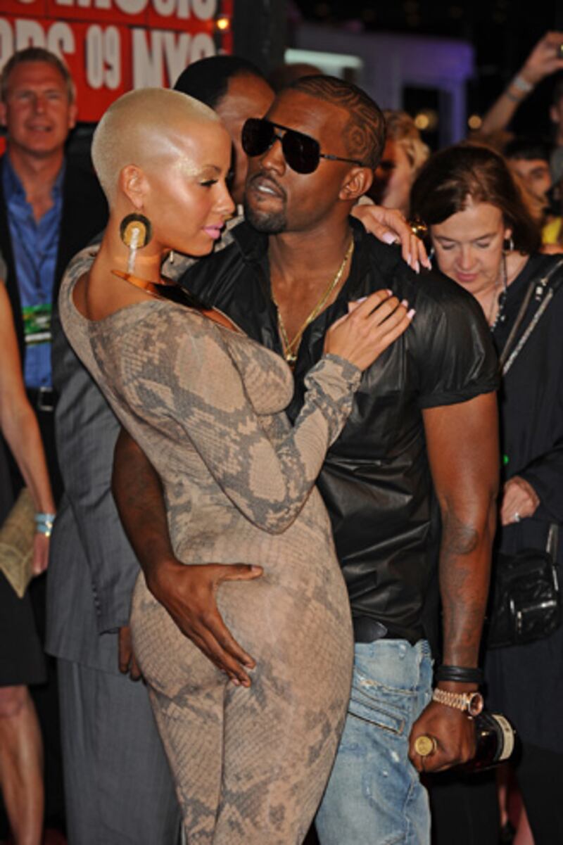 galleries/2012/02/22/celebrity-booty-grabbers-pitt-bieber-jolie-caught-in-the-act-photos/kayne-west-amber-rose-celebrity-butt-grabbers_xobsyi