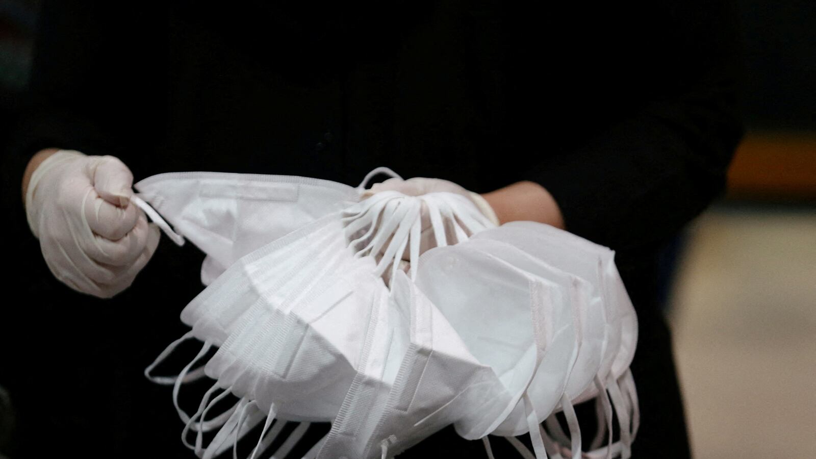 2022-01-14T000000Z_668566658_RC2BZR9IP696_RTRMADP_3_HEALTH-CORONAVIRUS-CDC-MASKS_kh26yu