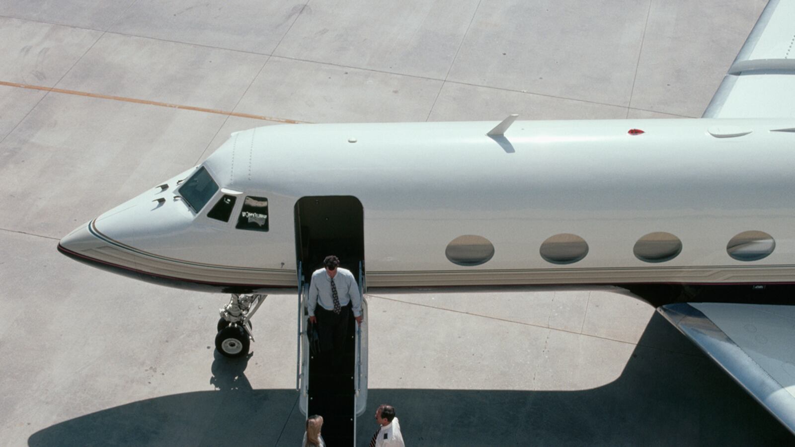 articles/2012/10/19/abercrombie-lawsuit-why-ceos-love-their-jets/gross-ceo-corporate-planes-tease-embed_aqpcuz