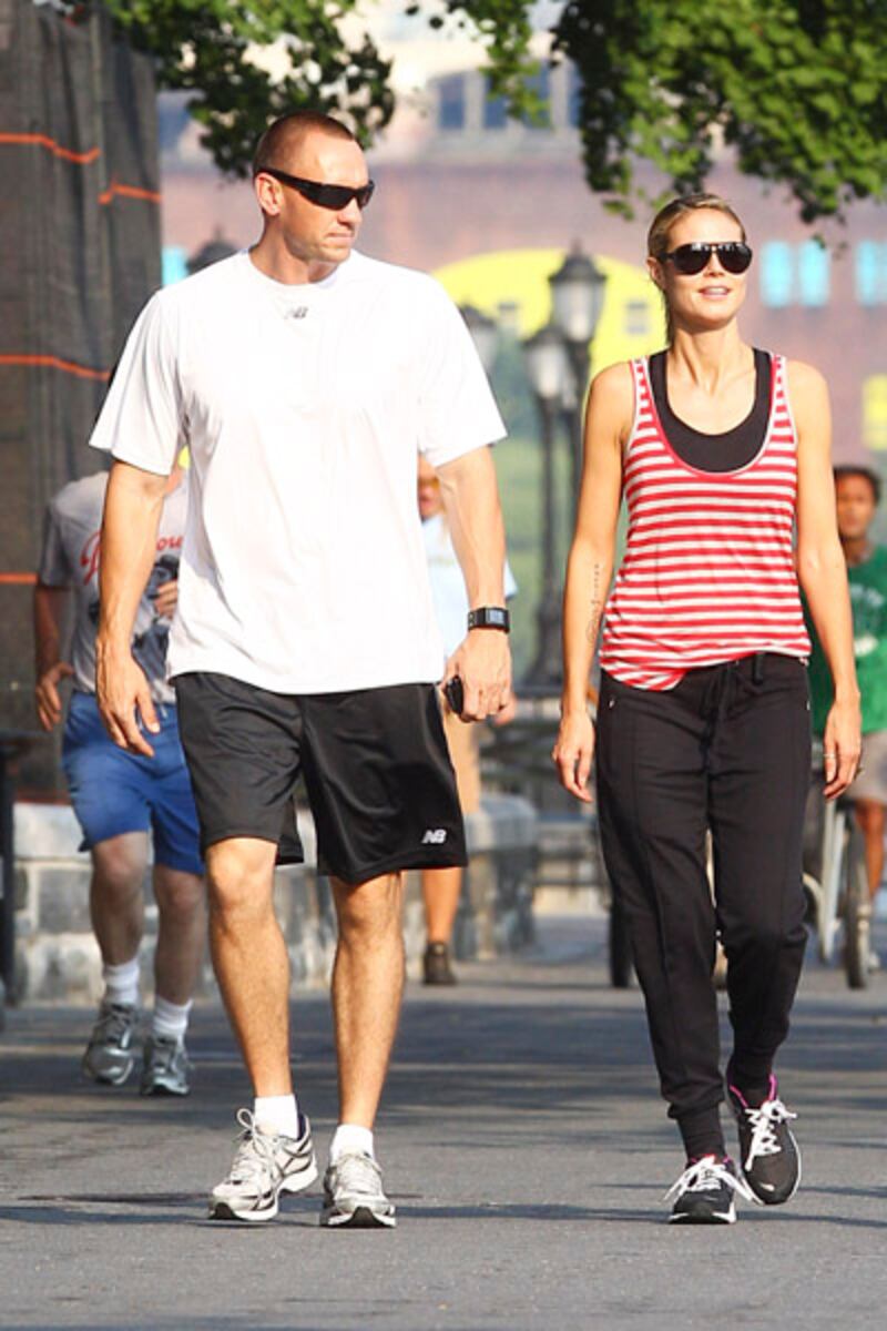 galleries/2012/07/14/boyfriend-or-bodyguard-scarlett-johansson-more-stars-who-have-faced-the-question-photos/boyfriend-or-bodyguard-klum_jjgieq