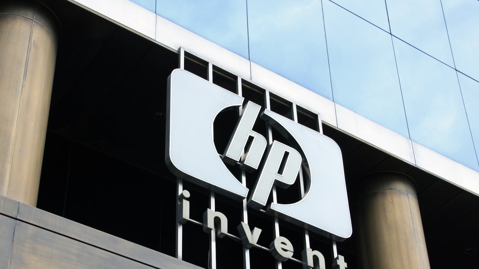 articles/2012/11/21/how-hp-s-disastrous-deal-blows-a-hole-in-consulting/hp-consultants-investigation-gross-tease_gzsl8g