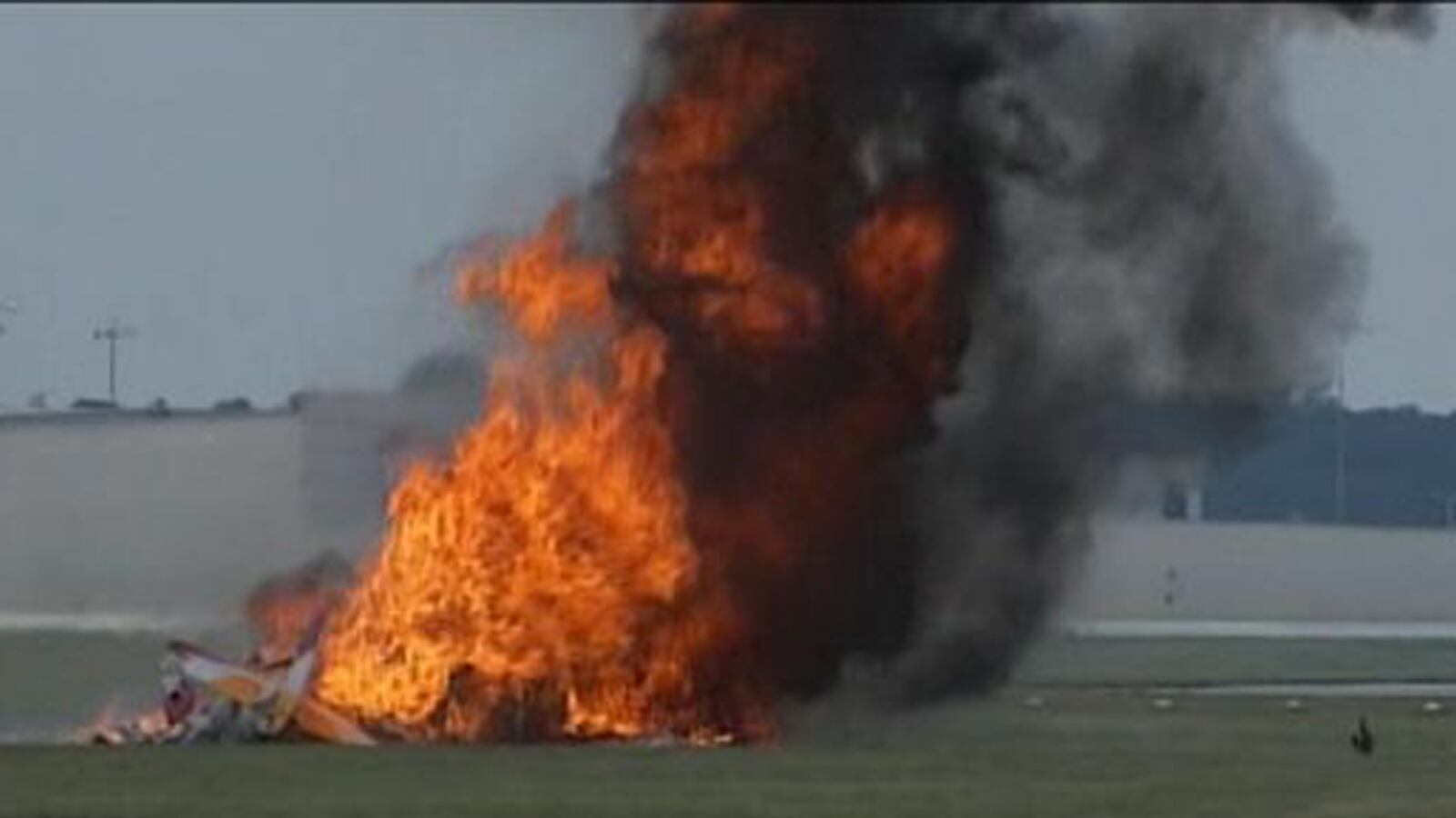 cheats/2013/06/22/wing-walker-plane-crashes-at-air-show/130622-air-show-crash-tease_qyfg2s