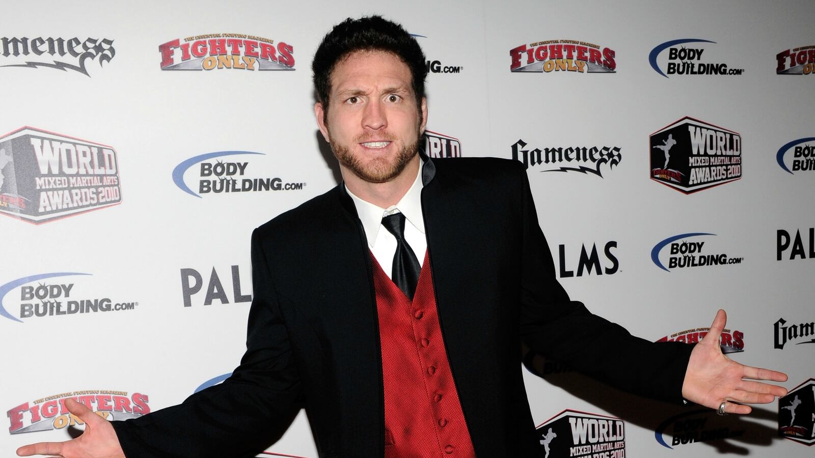 cheats/2014/10/09/mma-fighter-live-tweets-police-standoff/141009-mayhem-cheat_vwdicy