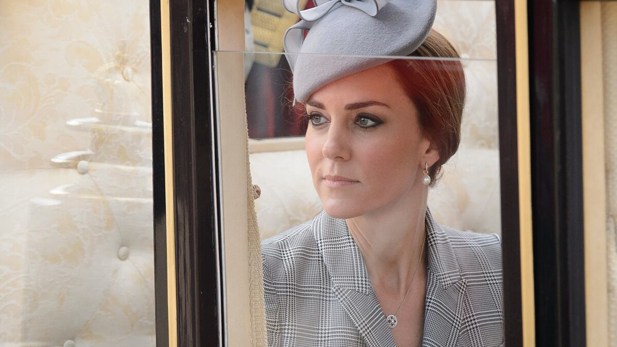 articles/2014/10/21/our-hero-morning-sickness-stricken-kate-middleton-rides-in-a-200-year-old-carriage/kate-coach_wmthfj