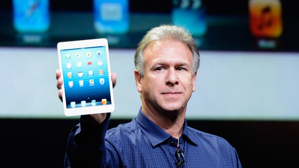articles/2012/10/23/apple-rolls-out-thinner-smaller-ipad-mini/ipad-mini-announcement-deluca_xbeq0m