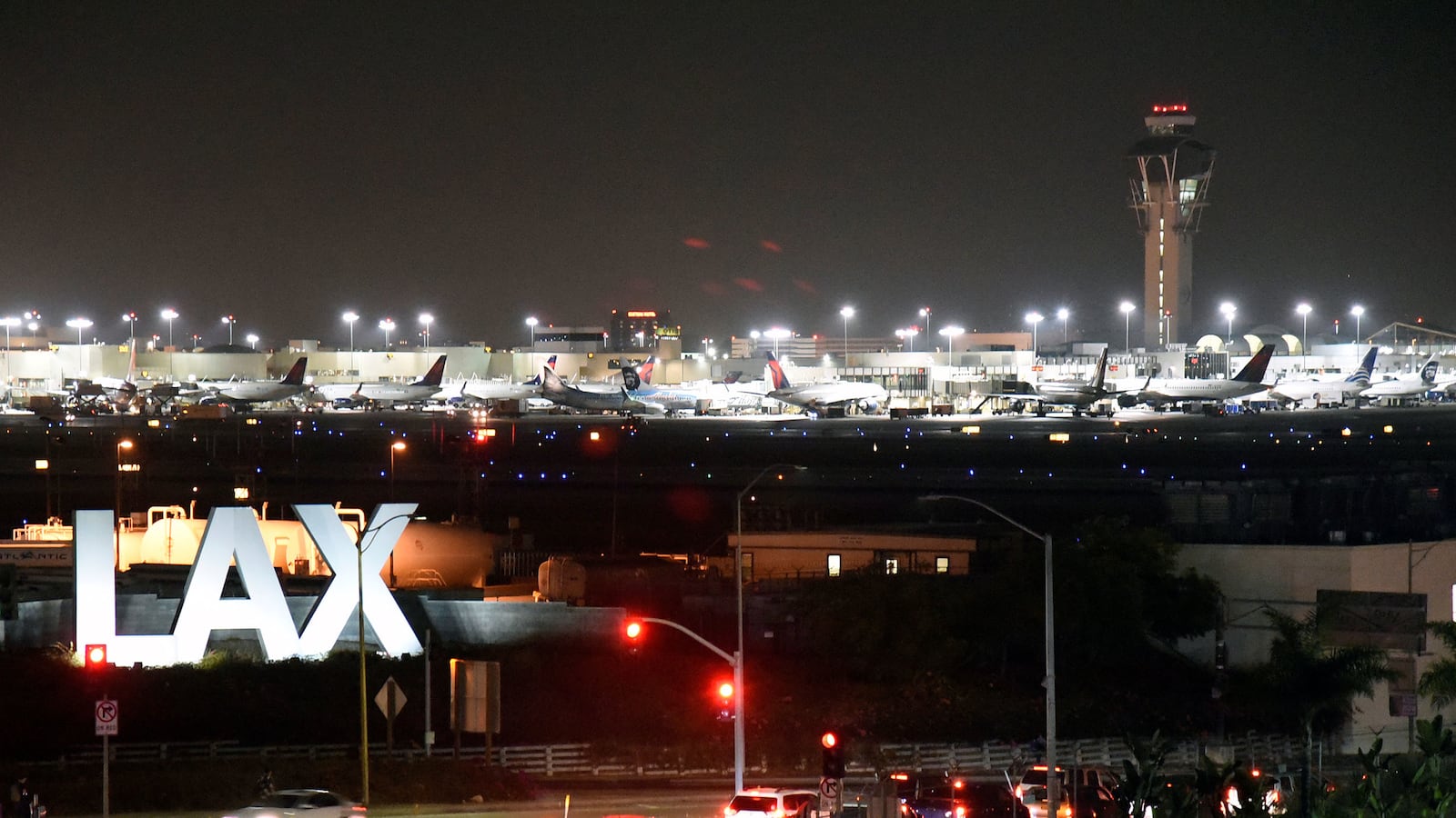 cheats/2016/08/29/lax-evacuated-over-shooting-scare/160829-lax-airport-cheat_edfvjw