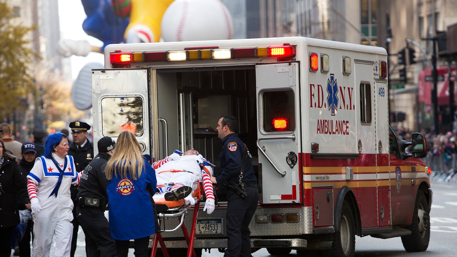 cheats/2012/11/23/clown-dies-at-macy-s-parade/parade-clown-death-cheat_copzwz
