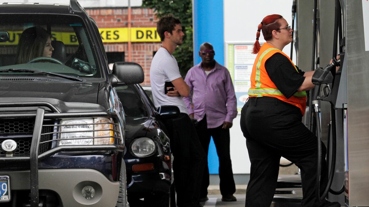 cheats/2011/07/29/obama-sets-new-fuel-efficiency-goal/obama-fuel-efficiency-cheat_zkgyqx