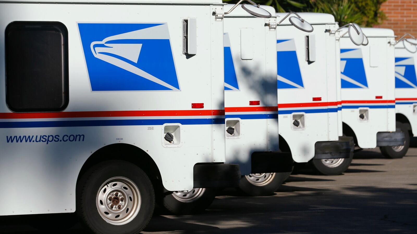 180421-overwhelmed-mailman-hoards-mail-cheat_g9uyer