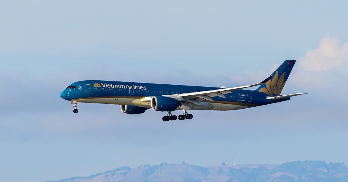 Boeing Plane Hits Light Poles in Near ‘Disaster' Take-Off