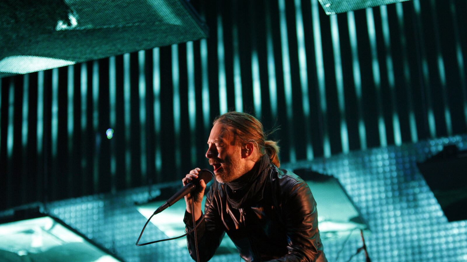 cheats/2016/05/08/radiohead-drops-new-album/160508-radiohead-drops-new-album-cheat_nvz69c