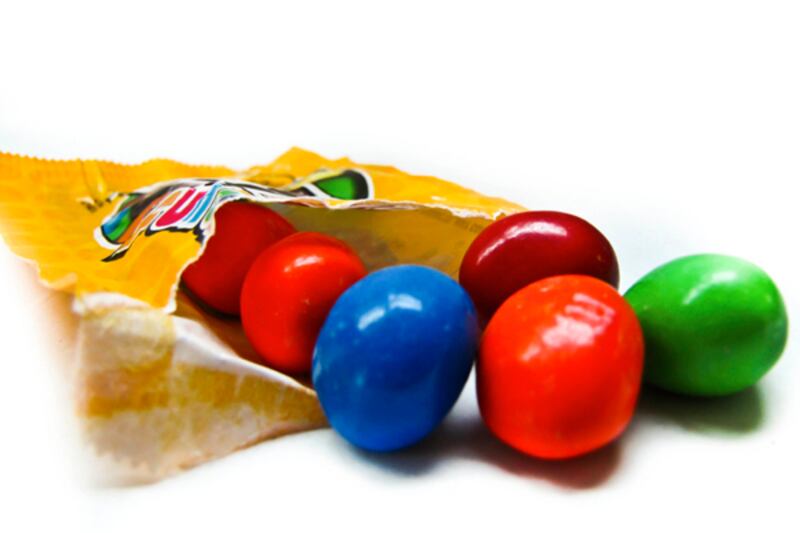 galleries/2011/10/14/most-fattening-halloween-candy-snickers-twix-kit-kat-candy-corn-photos/deadliest-halloween-candy-most-fattening-gal-m-m-peanut_wzxnov