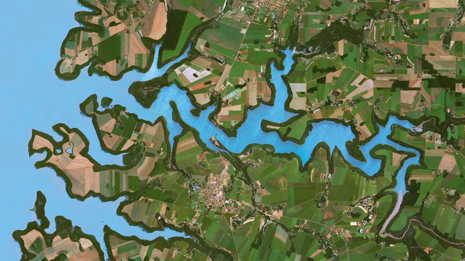 galleries/2013/11/10/our-big-beautiful-planet-breathtaking-views-of-earth-from-space-photos/131108-earth-from-space-tease_zxrdbc