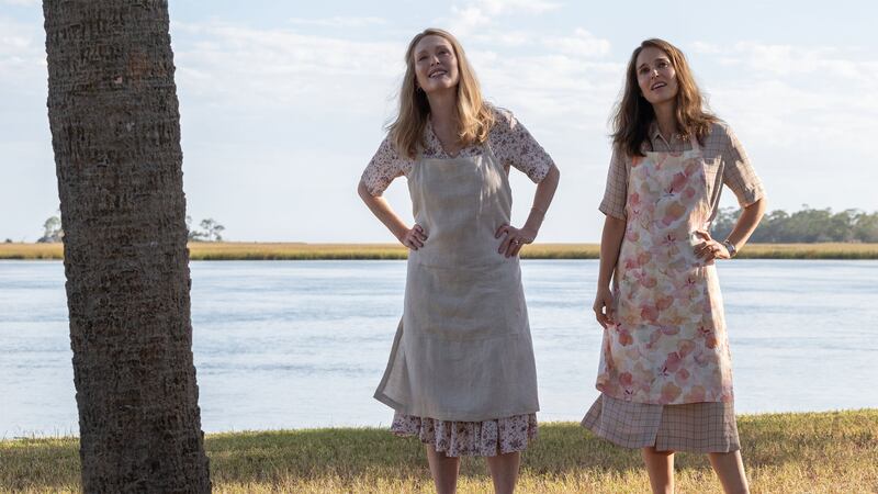 Julianne Moore as Gracie Atherton-Yoo and Natalie Portman as Elizabeth Berry in May December. 