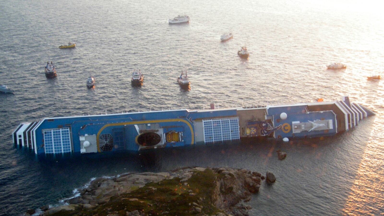 galleries/2012/01/15/costa-concordia-and-historys-worst-shipwrecks-photos/costa-concordia-wreck-gal-5_mtpipy