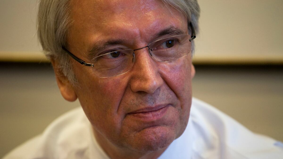 cheats/2011/07/17/wall-street-journal-fights-back/les-hinton-wsj-cheat_zr7fyr