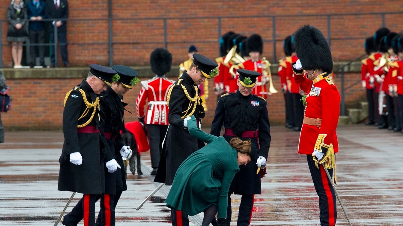 articles/2013/03/18/kate-middleton-s-heel-almost-caused-a-fall-anna-wintour-s-new-job-responsibilities-still-unclear/Kate_Middleton_Fall_Fashion_Cheat_Sheet_p5htdg