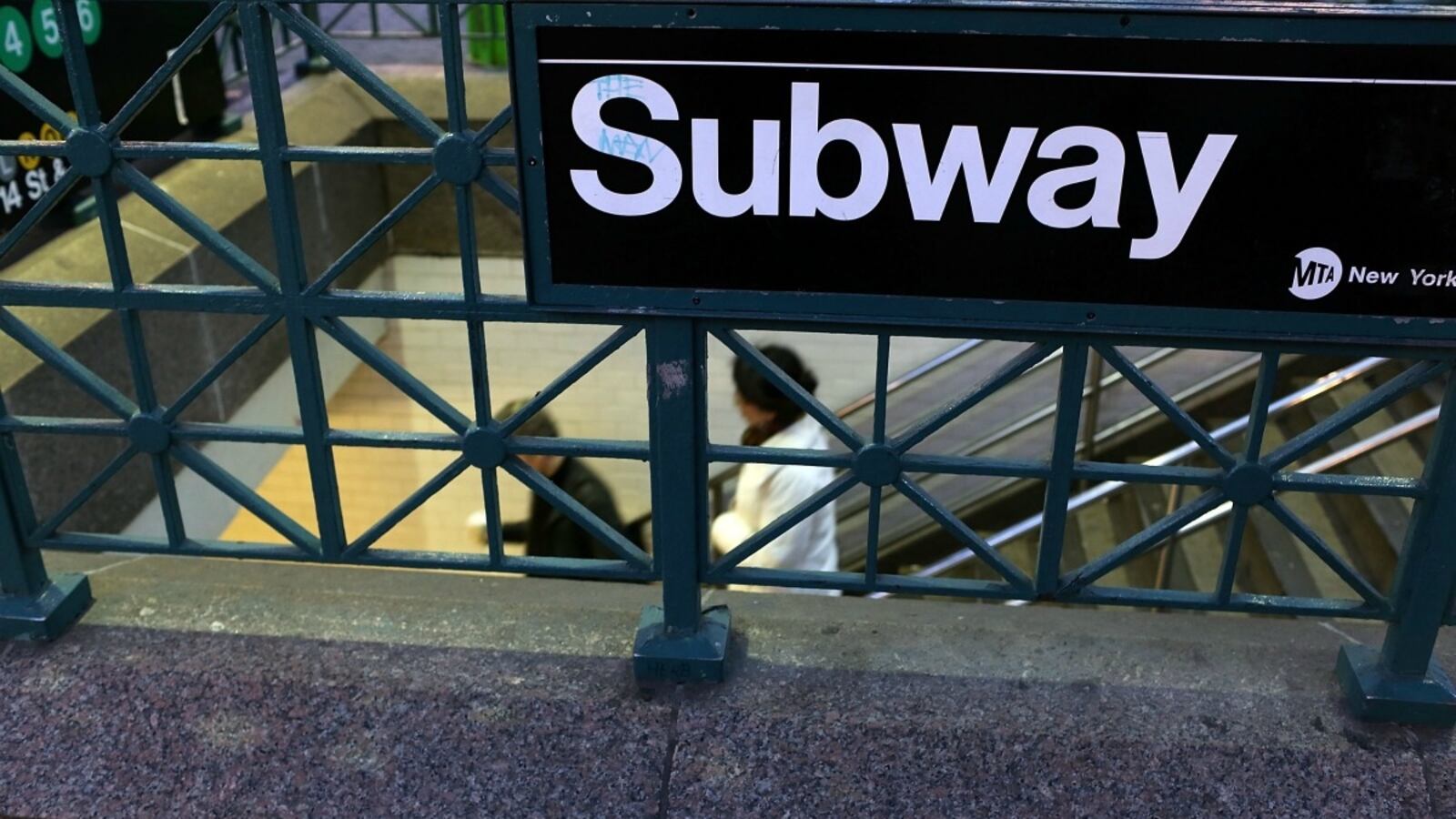 cheats/2012/12/29/nypd-has-pushing-suspect-in-custody/mta-subway-cheat_nr0eyd