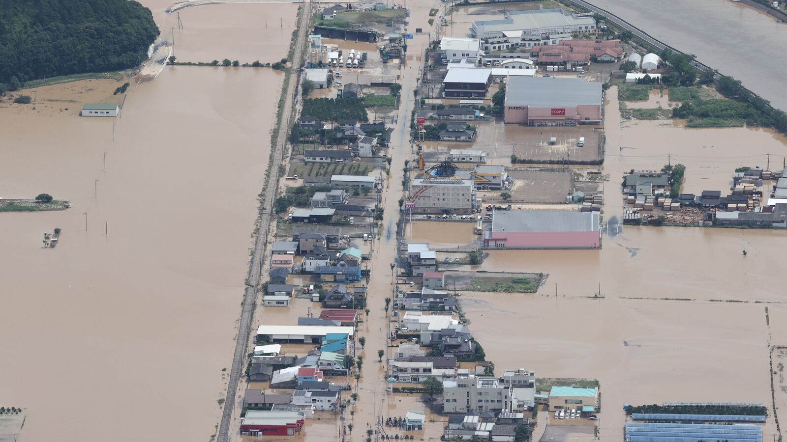 2020-07-04T095122Z_1255049436_MT1YOMIUR000PP4B0D_RTRMADP_3_TORRENTIAL-RAIN-LASHES-WESTERN-JAPAN_x3ttld