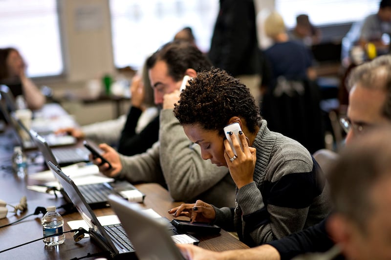 articles/2012/11/06/an-anxious-mood-at-an-obama-field-office-in-chicago/dialing-for-obama-grove_opu05k