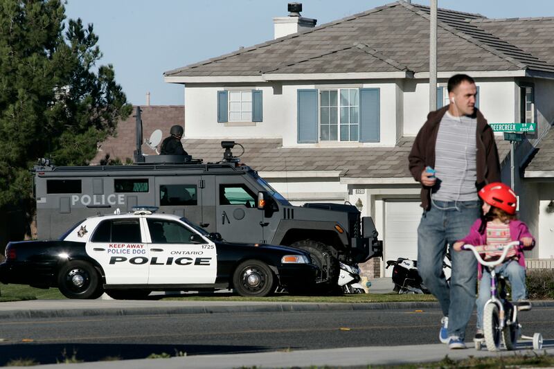 galleries/2013/02/13/officer-allegedly-killed-by-christopher-dorner-laid-to-rest-photos/130213-riverside-funeral-05_lgfiti