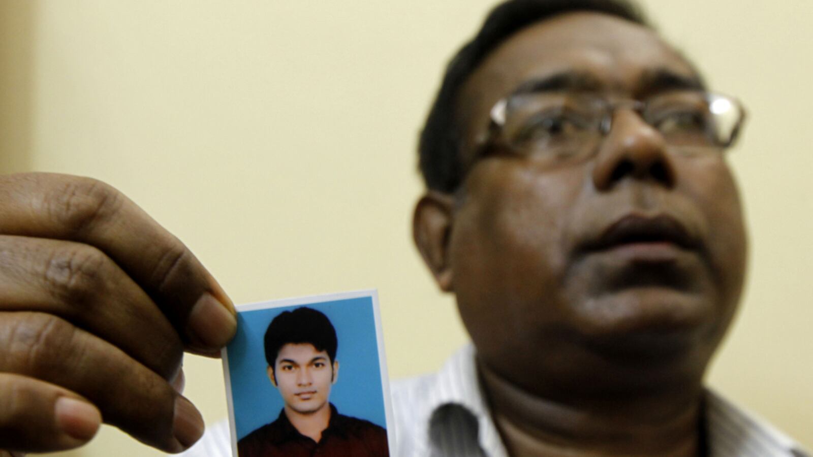 cheats/2012/10/18/fed-bomber-s-family-stunned/bangladesh-family-plot-cheat_bfbnow