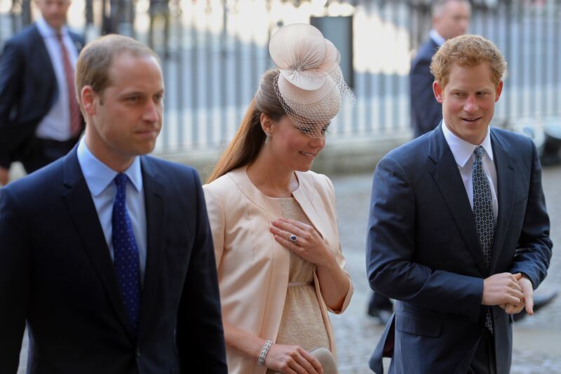 articles/2013/06/04/coronation-celebrations-underway-in-sunny-london/will-harry-kate_dzq5lp