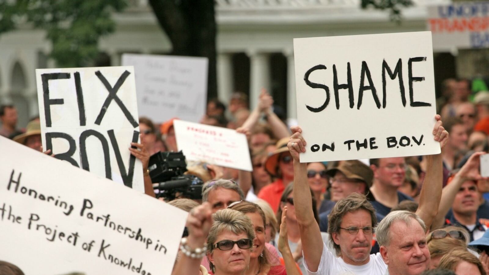 cheats/2012/06/26/uva-reinstates-ousted-president/virginia-president-cheat_yr3rao