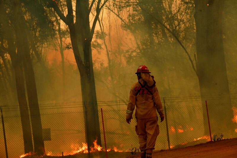 galleries/2014/05/15/wildfires-ravage-southern-california-photos/140715-cali-fires-gal07_bfzxin